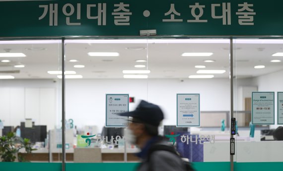 시중은행들이 속속 대출 빗장을 풀면서 부동산 시장에도 영향을 줄 것으로 전망된다. 지난 25일 서울 중구 하나은행 영업부 대출 창구. 뉴시스