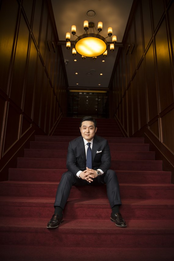 [fn 이사람] 스테이크 명가 울프강 이끌던 CEO, 식품업계 한국콜마 세우다