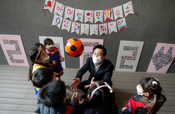 오세훈 서울시장이 지난 3월 22일 서울 강서구 마곡단지 내 서울형 모아어린이집에서 현장 간담회에 앞서 아이들과 공놀이를 하고 있다. / 사진=뉴스1