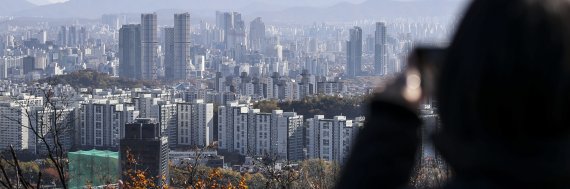 [서울=뉴시스] 정병혁 기자 = 정부의 대출규제와 금리인상 등 불안감이 가중되면서 서울 아파트값 상승폭이 3주연속 둔화됐다. 지난 11일 한국부동산원에 따르면 이번 주 서울 아파트값(8일 조사 기준)은 지난주 대비 0.14% 올랐으나 상승폭은 3주 연속 줄었으며, 수도권의 거래 침체로 전국 아파트값(0.22%)도 지난주(0.23%)보다 상승폭이 작아졌다. 사진은 12일 오전 서울 남산에서 바라본 서울시내 아파트의 모습. 2021.11.12. jhope@newsis.com