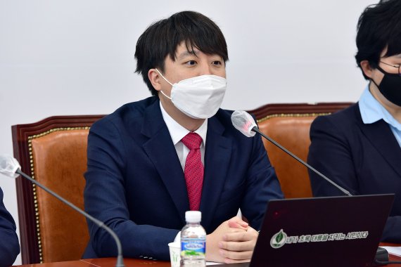 이준석 국민의힘 대표가 21일 국회에서 열린 최고위원회의에서 모두발언을 하고 있다. 2022.3.21/뉴스1 © News1 이동해 기자 /사진=뉴스1