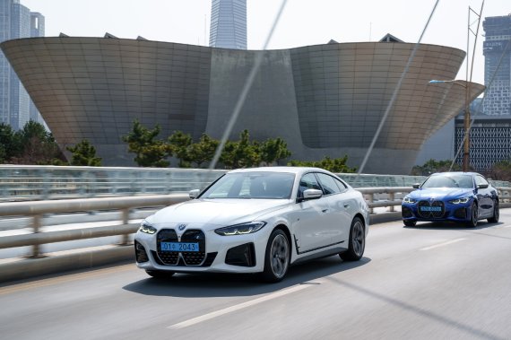 BMW 브랜드 최초 순수전기 그란쿠페 BMW i4. BMW코리아 제공