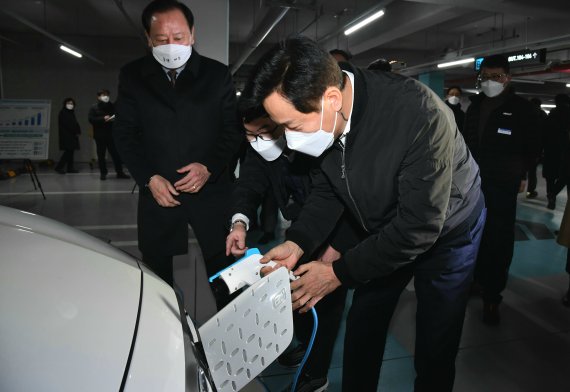 오세훈 서울시장이 23일 서울 마포구의 한 아파트 주차장에 설치된 전기차 충전시설을 찾아 전기차 충전을 하고 있다. (서울시 제공) 2022.2.23/뉴스1