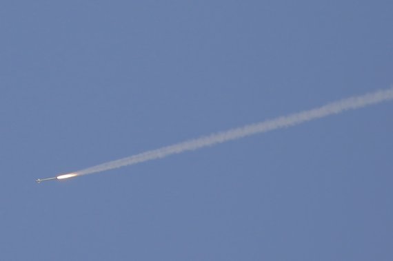 [AP/뉴시스] 이스라엘의 공중 방어망 하나인 아이언 돔의 미사일이 2019년 11월13일 가자 지구에서 발사한 로켓 을 요격하기 위해 남부 스데롯 상공을 날아가고 있다. 2020. 8. 13.