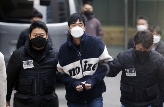 스토킹 피해를 수차례 신고해 신변보호를 받던 30대 여성을 살해한 혐의를 받는 김병찬이 지난해 11월 29일 서울 남대문경찰서에서 호송차로 향하고 있다. /사진=뉴시스