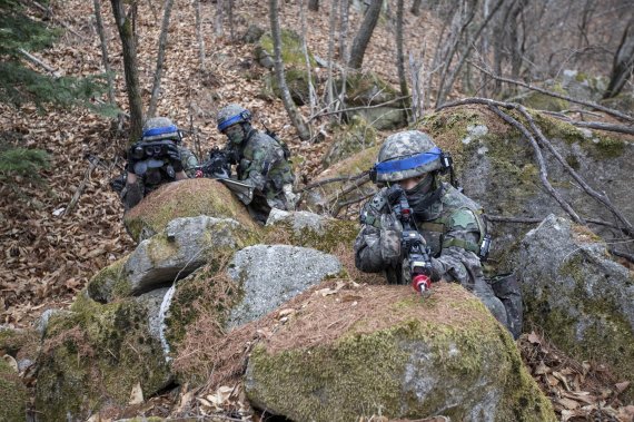 [서울=뉴시스] 육군이 지난 21일부터 오는 31일까지 강원 인제군 육군과학화전투훈련단에서 과학화전투훈련체계를 활용해 실제 전장에서 교전하듯이 훈련하는 올해 첫 ‘여단급 KCTC 쌍방훈련’을 진행한다고 28일 밝혔다. 사진은 훈련에 참가한 장병들이 무박 4일 교전 훈련하는 모습. (사진=육군 제공) 2022.03.28. photo@newsis.com *재판매 및 DB 금지