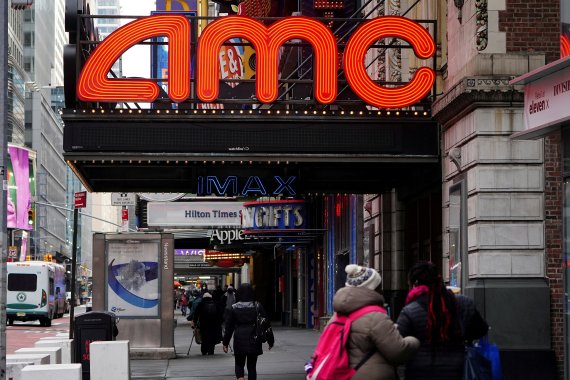 밈주들이 이달 들어 폭등세를 타고 있다. 대표적인 밈주 가운데 한 곳인 미국 영화관 체인 AMC엔터테인먼트의 뉴욕 맨해튼 극장 앞을 지난해 1월 27일(현지시간) 시민들이 지나가고 있다. 로이터뉴스1