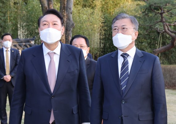 [서울=뉴시스] 김진아 기자 = 문재인 대통령과 윤석열 대통령 당선인이 28일 오후 청와대 상춘재에서 만찬 회동에 앞서 대화하고 있다. 2022.03.28. bluesoda@newsis.com <저작권자ⓒ 공감언론 뉴시스통신사. 무단전재-재배포 금지.> /사진=뉴시스화상