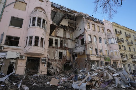 [하르키우=AP/뉴시스] 24일(현지시간) 러시아군의 포격으로 파괴된 우크라이나 하르키우의 한 건물 앞을 한 남성이 지나가고 있다. 2022.03.24.