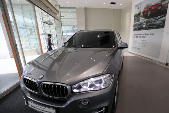 [서울=뉴시스] 조성우 기자 = 차량용 반도체가 공급난으로 신차 출고가 지연되면서 국내 수입차들의 인증 중고차에 대한 인기가 높아지고 있다. 10일 오후 서울 시내 한 수입차 인증 중고차 전시장 모습이 보이고 있다. 2022.03.10. xconfind@newsis.com