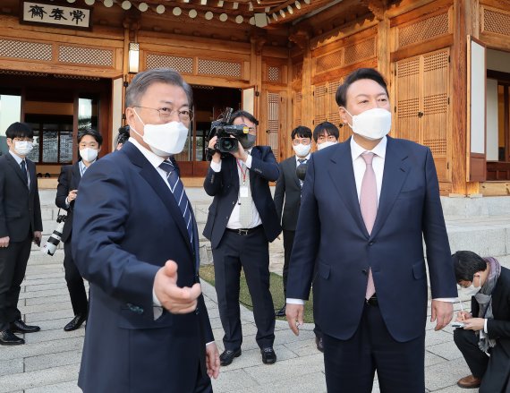 문재인 대통령과 윤석열 대통령 당선인이 28일 오후 청와대 상춘재에서 만찬 회동에 앞서 대화하고 있다. /사진=뉴시스