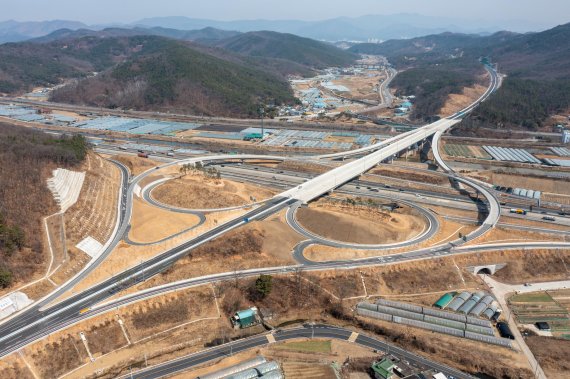 대구 중심 주요거점 도시를 연계하는 광역순환도로망인 4차순환도로가 31일 완전 개통, 도심교통 혼잡 해소는 물론 연 1000억원의 물류비용 절감 효과까지 기대된다. 사진은 칠곡분기점 전경. 사진=대구시 제공