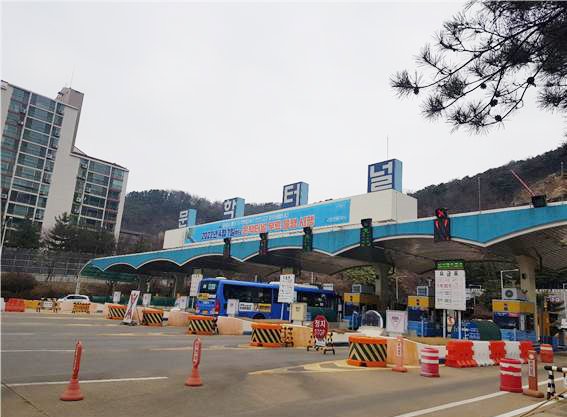 20년간의 민자사업 기간이 만료돼 오는 4월 1일부터 무료로 운영되는 인천 문학터널 전경.