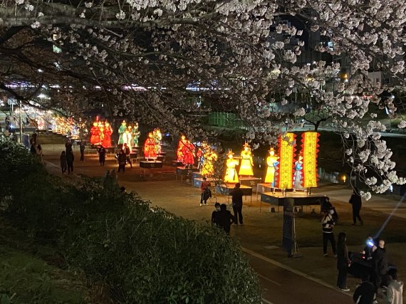 연제구 온천천 '왕가의 행렬전' 전시 모습. 연제구 제공