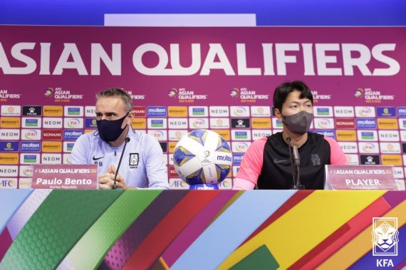 [서울=뉴시스] 파울루 벤투(왼쪽) 축구 국가대표팀 감독과 김영권이 28일(현지시간) 아랍에미리트(UAE) 두바이 알막툼스타디움에서 2022 카타르월드컵 아시아 최종예선 A조 최종 10차전을 앞두고 인터뷰를 하고 있다. (사진=KFA 제공) 2022.03.29. photo@newsis.com *재판매 및 DB 금지
