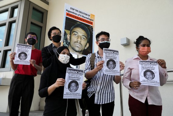 사형제도에 반대하는 사람들이 싱가포르에 마약범으로 사형을 선고받은 니가엔트란 다르말링암에 대한 형을 줄여줄 것을 요구하고 있다. © 로이터=뉴스1 © News1 이서영 기자
