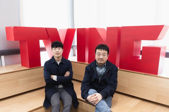 탁재영 작가(왼쪽), 연상호 감독