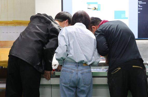 [파주=뉴시스] 배훈식 기자 = 박참새 작가가 17일 오후 경기 파주시의 한 인쇄소에서 자신의 첫번째 책 표지 샘플을 확인하고 있다. 2022.03.30. dahora83@newsis.com