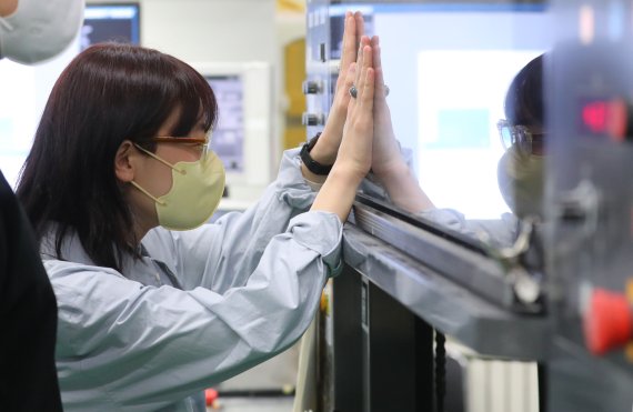 [파주=뉴시스] 배훈식 기자 = 박참새 작가가 17일 오후 경기 파주시의 한 인쇄소에서 자신의 첫번째 책 인쇄 과정을 지켜보고 있다. 2022.03.30. dahora83@newsis.com