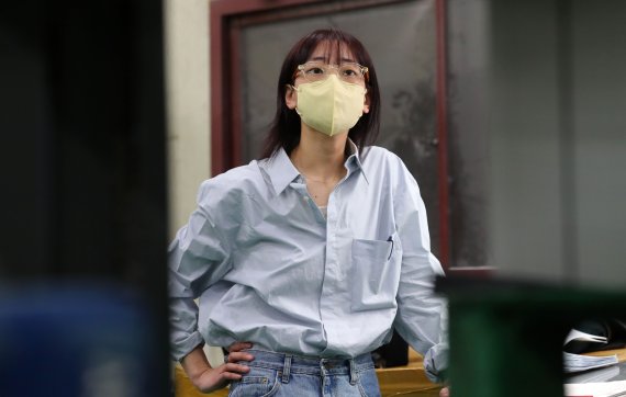 [파주=뉴시스] 배훈식 기자 = 박참새 작가가 17일 오후 경기 파주시의 한 인쇄소에서 자신의 첫번째 책 인쇄 과정을 지켜보고 있다. 2022.03.30. dahora83@newsis.com