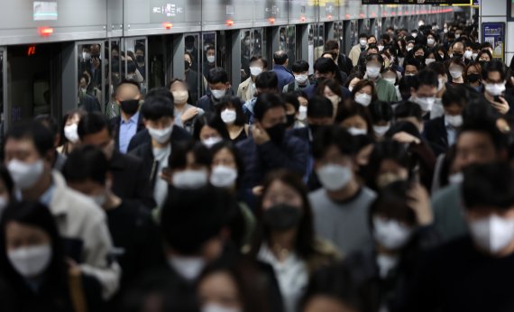 서울 종로구 광화문역에서 시민들이 마스크를 착용한 채 출근하고 있다. 뉴스1 제공