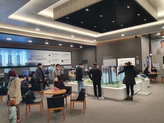 <음성 동문 디 이스트 견본주택 사진제공: 동문건설>