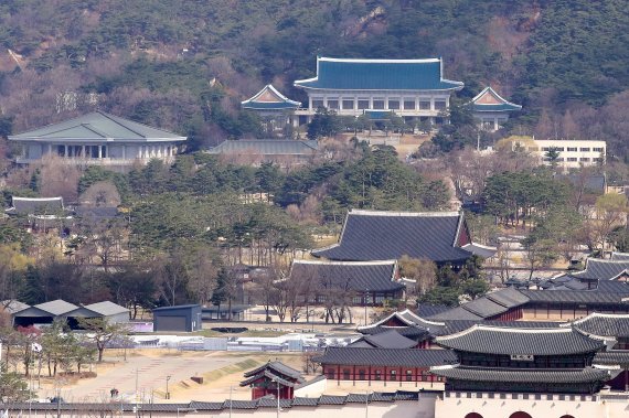 "청와대 개방 후 연간 방문객 효과 1670만명…관광수입 1.8조 추산"