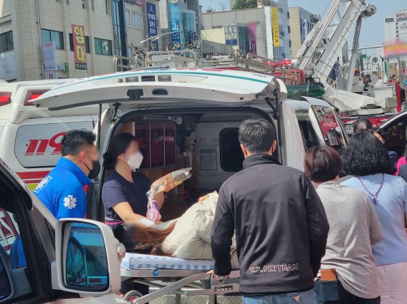 [청주=뉴시스] 안성수 기자 = 29일 오전 충북 청주시 서원구 사창동 한 산부인과에서 불이 나 산모 등 60여명이 자력으로 대피하거나 소방당국에 의해 구조됐다. 사진은 대피한 산모가 이송되는 모습. 2022.03.29. hugahn@newsis.com