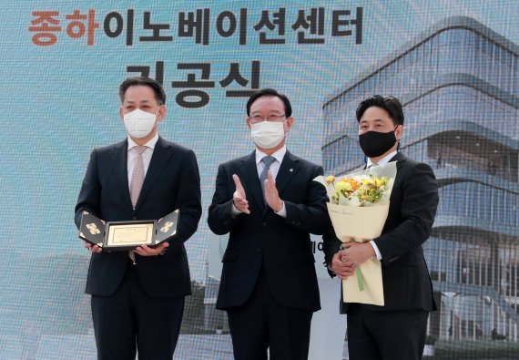 종하이노베이션센터 건립과 관련해 울산시는 30일 기공식장에서 이주용 KCC 정보통신 회장에게 울산시민의 고마움을 담은 감사패를 전했다. 감사패는 이날 기공식에 참석한 이상현 KCC AUTO 그룹 부회장(왼쪽)에게 전달됐다. /사진=울산시 제공