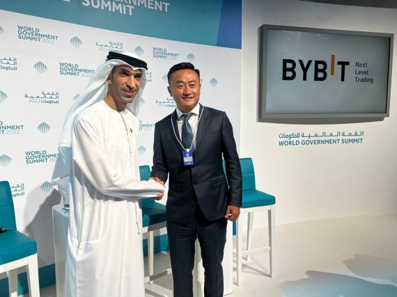 타니 알 저요디 아랍에미리트(UAE) 외교통상부 장관(왼쪽)과 벤 조우 바이비트 공동창업자 겸 최고경여자(CEO)가 28일(현지시간) 두바이에서 개최된 '더월드거버먼트서밋 2022'에서 공동 기자회견을 하고 있다. /사진=바이비트