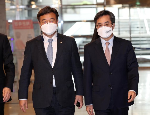 [서울=뉴시스] 김선웅 기자 = 윤호중 더불어민주당 공동비대위원장과 김동연 새로운물결 대표가 30일 오찬 회동을 갖기 위해 서울 여의도의 한 식당으로 향하고 있다. 윤 위원장과 김 대표는 이날 회동에서 양당 합당 및 6.1 지방선거 출마 등과 관련해 의견을 나눴다. (공동취재사진) 2022.03.30 photo@newsis.com <저작권자ⓒ 공감언론 뉴시스통신사. 무단전재-재배포 금지.> /사진=뉴시스화상