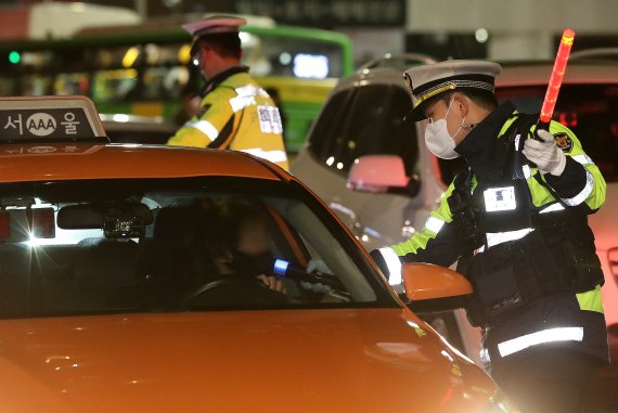 6일 새벽 서울 송파구 방이삼거리에서 경찰이 비접촉식 단속기를 이용해 음주운전 단속을 하고 있다. 뉴시스