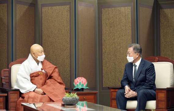 [서울=뉴시스] 김진아 기자 = 문재인 대통령이 30일 서울 종로구 한국불교 역사문화기념관에서 종정 성파 스님과 사전 환담을 하고 있다. 2022.03.30. bluesoda@newsis.com <저작권자ⓒ 공감언론 뉴시스통신사. 무단전재-재배포 금지.> /사진=뉴시스화상