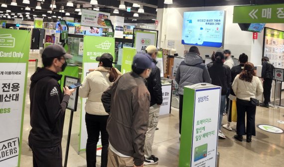 이른 아침부터 포켓몬빵을 구매하려는 시민들이 마트 개장과 동시에 입장하고 있다. © 뉴스1