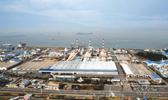 LX인터내셔널이 올해초 5900억원에 지분 100%를 인수한 한국유리공업의 군산 공장 전경. LX인터내셔널 제공