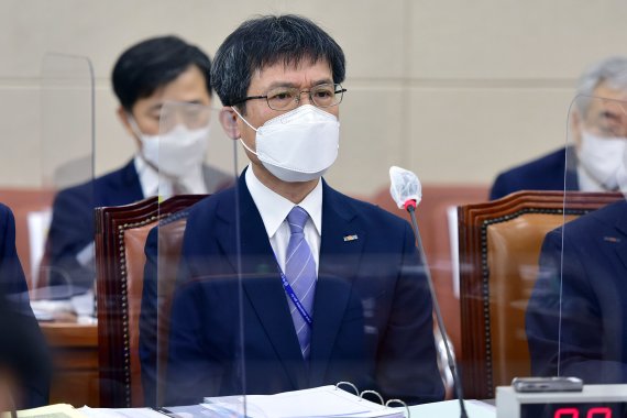 [서울=뉴시스] 최진석 기자 = 14일 국회에서 열린 보건복지위의 한국보건산업진흥원,대한적십자사 등에 대한 국정감사에 권순만 한국보건산업진흥원장이 출석하고 있다. (공동취재사진) 2021.10.14. photo@newsis.com