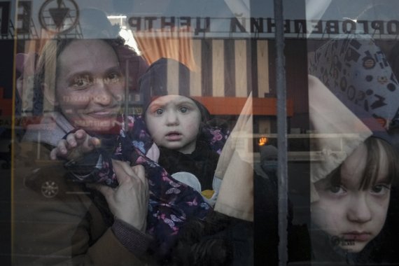 [자포리자=AP/뉴시스]지난 25일 우크라이나 자포리자에서 주민들이 난민센터 버스에 탑승한 모습. 2022.03.30.