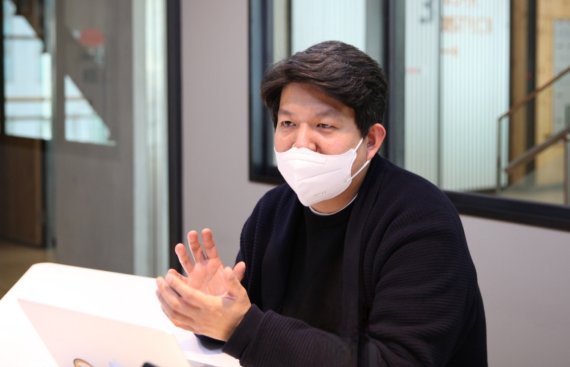 22일 성남시 판교 NHN 플레이뮤지엄에서 진행된 인터뷰에서 김일경 NHN 코미코 사업본부 이사가 자사의 글로벌 전략에 대해 설명하고 있다.(NHN 제공)© 뉴스1