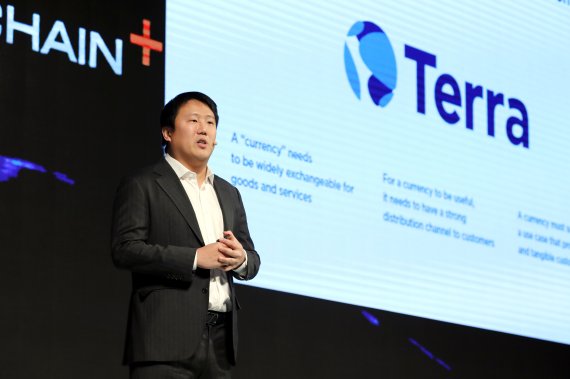 테라의 스테이블코인 UST가 지난 주말에 이어 다시 1달러 아래로 떨어졌다. 달러화와 패깅돼 있는 UST가 최근 잇따라 달러와 디패깅되면서 시장의 불안이 커지고 있다. /사진=뉴스1