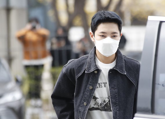 그룹 엔시티 드림(NCT DREAM) 런쥔이 30일 오후 서울 양천구 SBS목동에서 진행된 라디오 '최화정의 파워타임' 생방송을 위해 방송국으로 들어서고 있다. © News1 권현진 기자