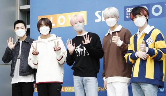 그룹 엔시티 드림(NCT DREAM) 런쥔(왼쪽부터), 해찬, 제노, 지성, 천러가 30일 오후 서울 양천구 SBS목동에서 진행되는 라디오 '최화정의 파워타임' 출연을 위해 방송국으로 들어서며 포즈를 취하고 있다. © News1 권현진 기자