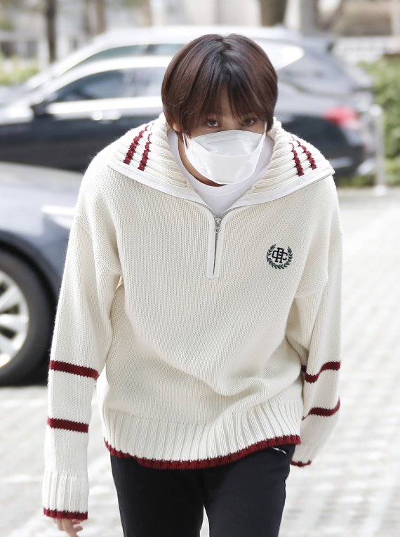 그룹 엔시티 드림(NCT DREAM) 해찬이 30일 오후 서울 양천구 SBS목동에서 진행된 라디오 '최화정의 파워타임'을 위해 방송국으로 들어서고 인사를 하고 있다. © News1 권현진 기자