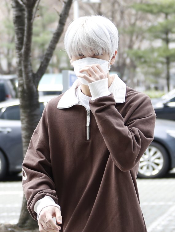 그룹 엔시티 드림(NCT DREAM) 지성이 30일 오후 서울 양천구 SBS목동에서 진행된 라디오 '최화정의 파워타임'출연을 위해 방송국으로 들어서며 마스크를 점검하고 있다. © News1 권현진 기자