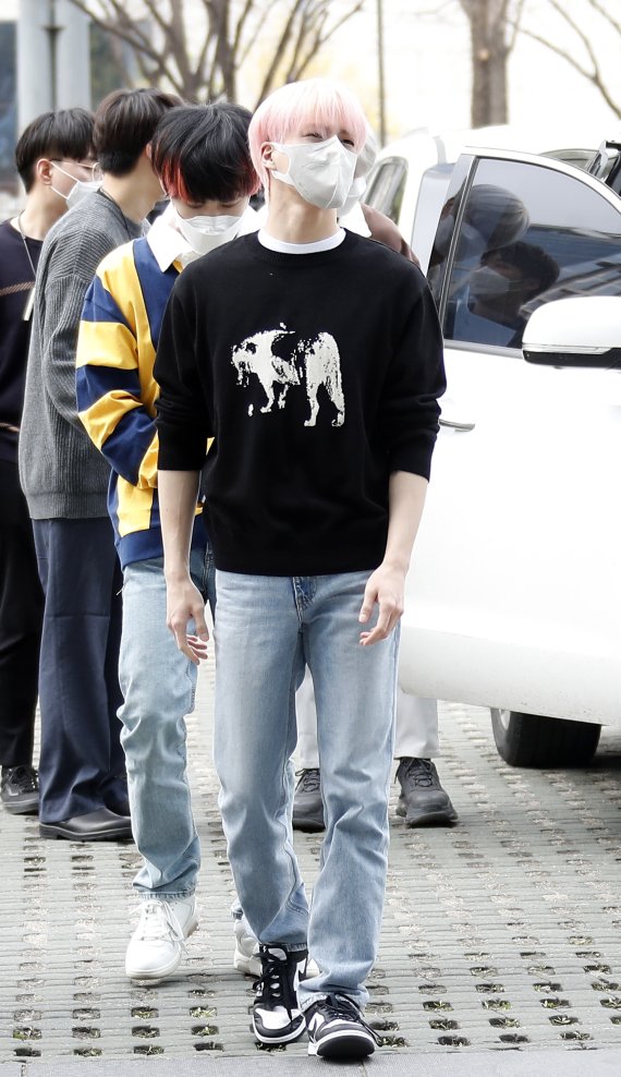 그룹 엔시티 드림(NCT DREAM) 제노가 30일 오후 서울 양천구 SBS목동에서 진행된 라디오 '최화정의 파워타임' 출연을 위해 방송국으로 들어서고 있다. © News1 권현진 기자