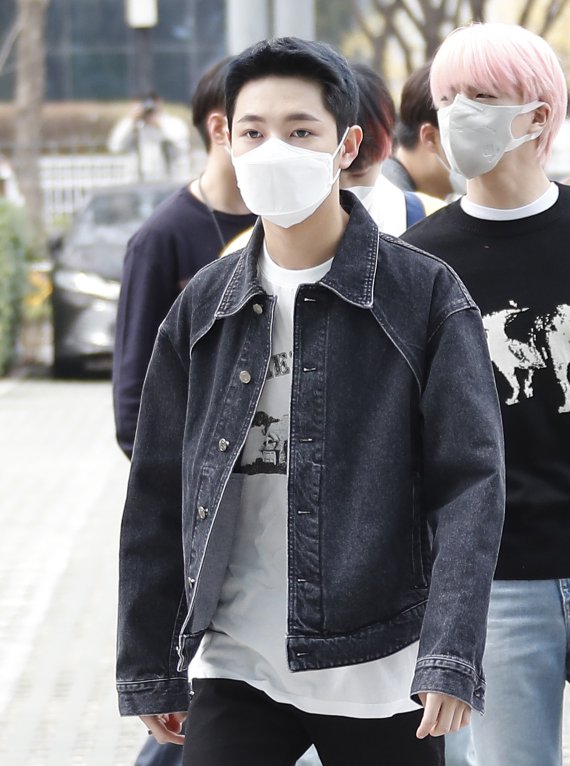 그룹 엔시티 드림(NCT DREAM) 런쥔이 30일 오후 서울 양천구 SBS목동에서 진행된 라디오 '최화정의 파워타임' 생방송에 참석하고 있다. © News1 권현진 기자