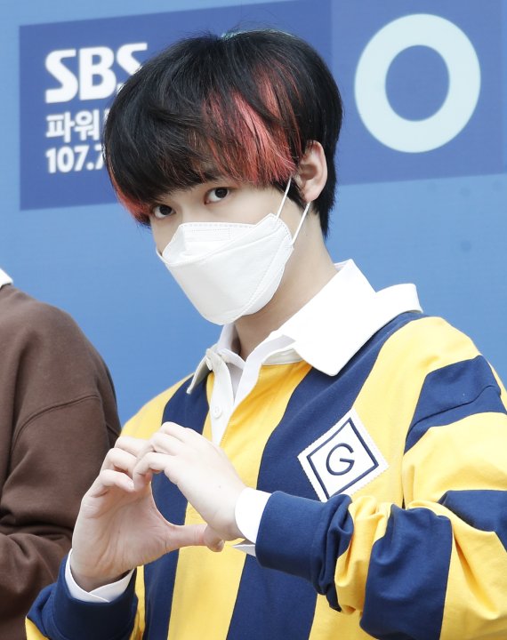 그룹 엔시티 드림(NCT DREAM) 천러가 30일 오후 서울 양천구 SBS목동에서 진행된 라디오 '최화정의 파워타임' 출연을 위해 방송국으로 들어서며 인사를 하고 있다. © News1 권현진 기자
