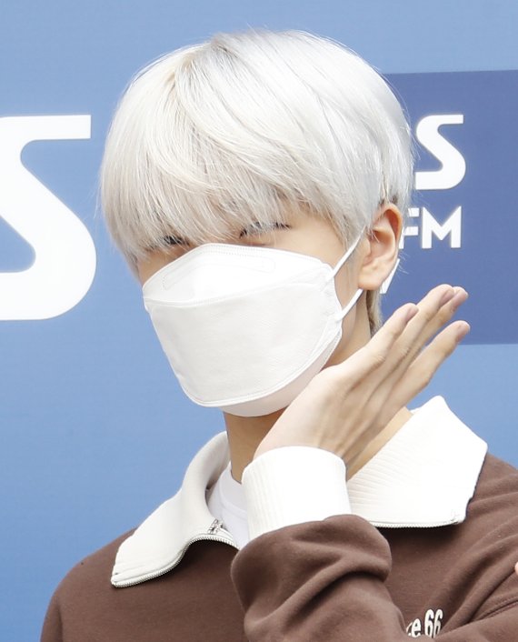 그룹 엔시티 드림(NCT DREAM) 지성이 30일 오후 서울 양천구 SBS목동에서 진행된 라디오 '최화정의 파워타임' 출연을 위해 방송국으로 들어서며 사랑스러운 꽃받침 포즈를 취하고 있다. © News1 권현진 기자