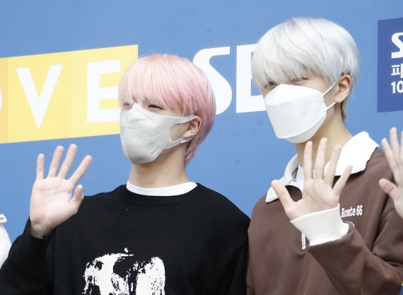 그룹 엔시티 드림(NCT DREAM) 제노, 지성(오른쪽)이 30일 오후 서울 양천구 SBS목동에서 진행된 라디오 '최화정의 파워타임'을 위해 방송국으로 들어서며 인사를 하고 있다. © News1 권현진 기자