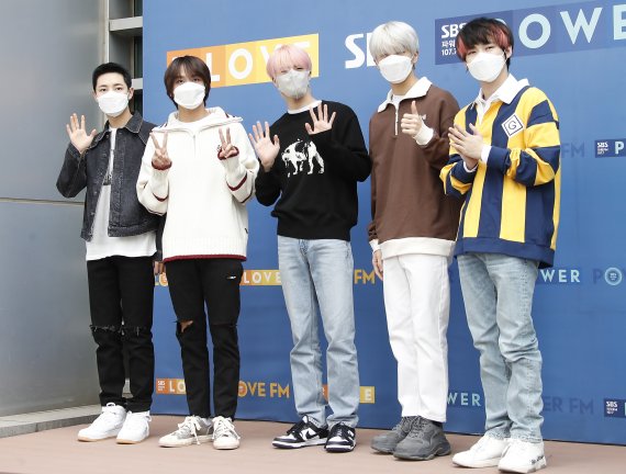 그룹 엔시티 드림(NCT DREAM) 런쥔(왼쪽부터), 해찬, 제노, 지성, 천러가 30일 오후 서울 양천구 SBS목동에서 진행된 라디오 '최화정의 파워타임' 출연을 위해 방송국으로 들어서며 인사를 하고 있다.© News1 권현진 기자