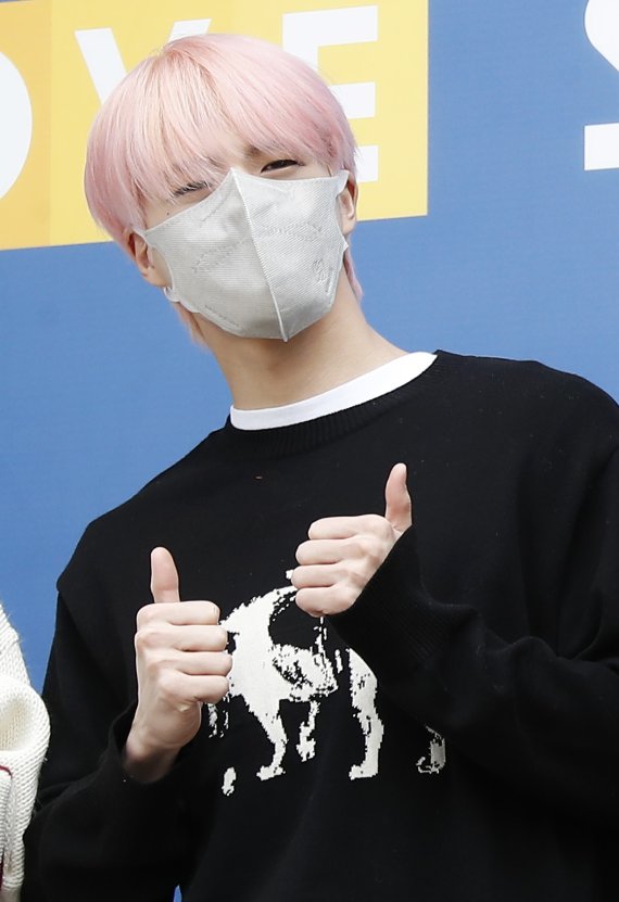 그룹 엔시티 드림(NCT DREAM) 천러가 30일 오후 서울 양천구 SBS목동에서 진행된 라디오 '최화정의 파워타임' 출연을 위해 방송국으로 들어서며 양손 엄지를 치켜들고 있다. © News1 권현진 기자